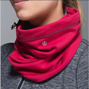 Lululemon Run With Me Neck Warmer in Red NWT